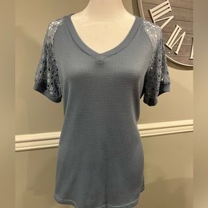 Women's Short Sleeve Lace Sleeve Top - Excellent Condition Miholl Size L…